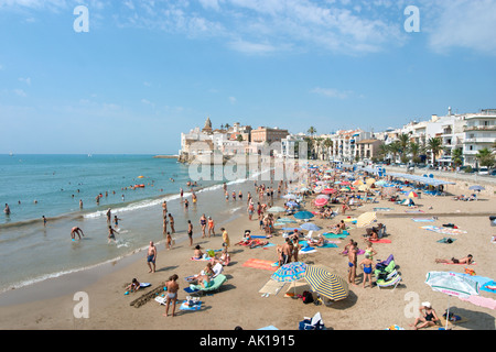 San Sebastian Strand in Sitges, in der Nähe von Barcelona, Costa Dorada (Costa Daurada), Katalonien, Spanien Stockfoto