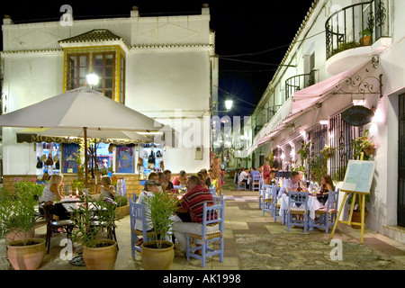 Restaurant in der Nacht in der alten Stadt, Mijas Costa Del Sol, Andalusien, Spanien Stockfoto