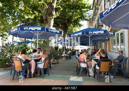 Straßencafé in der Nähe der Balcon de Europa in der Altstadt, Nerja, Costa Del Sol, Andalusien, Spanien Stockfoto