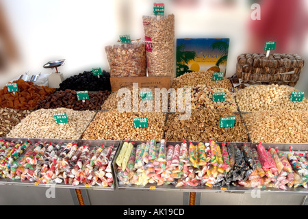 Süßigkeiten und Nüssen zum Verkauf auf einem Bürgersteig stall, Nerja, Costa Del Sol, Andalusien, Spanien Stockfoto