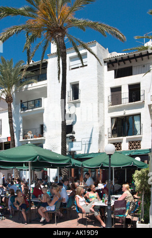 Harbourfront-Café in der Marina in Puerto Banus, in der Nähe von Marbella, Costa Del Sol, Andalusien, Spanien Stockfoto