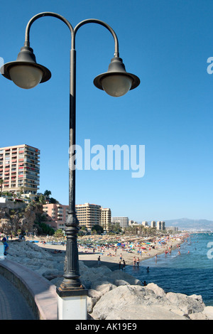 Promenade und Strand von Playa del Bajondillo, Torremolinos, Costa Del Sol, Andalusien, Spanien Stockfoto