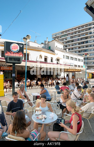 Straßencafé in der Resort-Center, Torremolinos, Costa Del Sol, Andalusien, Spanien Stockfoto