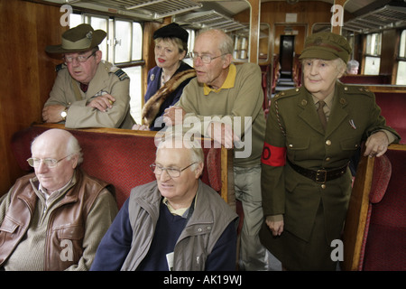 UK England North Yorkshire, Levisham, North Yorkshire Moors Railway, Wochenende der 1940er Jahre, Kleidung aus dem Zweiten Weltkrieg, Fahrgastfahrer, Soldie Stockfoto