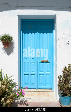 Tür in der historischen Altstadt von Frigiliana in der Nähe von Nerja, Costa Del Sol, Andalusien, Spanien Stockfoto