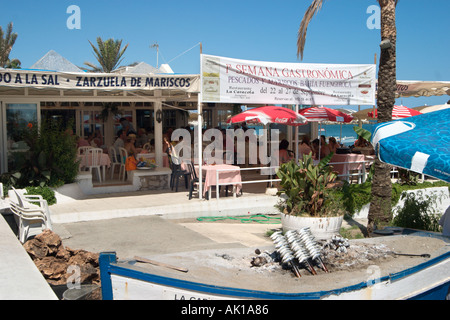 Sardinen Grillen am offenen Feuer vor ein Beachront Restaurant, Fuengirola, Costa Del Sol, Andalusien, Spanien Stockfoto