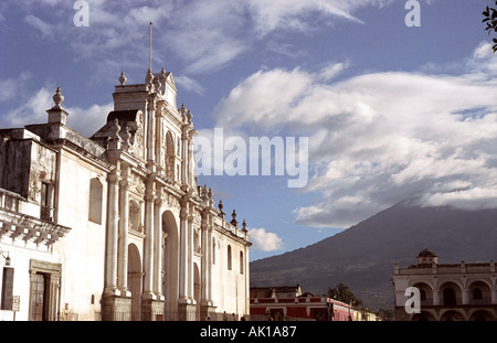 Central Park und die Kathedrale von San Jose Antigua Guatemala mit Vocano Agua im Hintergrund Stockfoto