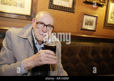 UK England North Yorkshire, Thirsk, The Darrowby Inn, Pub, Bar Lounge Pub, Nachtabend, Getränke, Getränke, Getränke trinken, Senioren Bürger Stockfoto