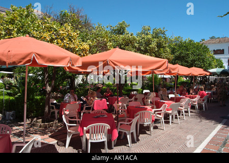 Straßencafé in der Plaza de Los Naranjos, Casco Antiguo (Old Town), Marbella, Costa Del Sol, Andalusien, Spanien Stockfoto