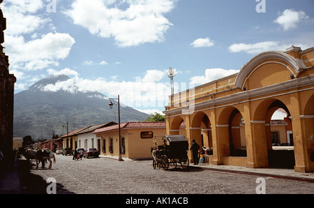 Öffentlichen Waschraum mit Pferd gezogenen Kutsche Antigua Guatemala mit Vocano Agua im Hintergrund Stockfoto