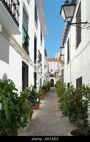 Typische Gasse in der Casco Antiguo (Old Town), Marbella, Costa Del Sol, Andalusien, Spanien Stockfoto