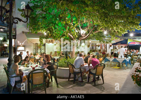 Restaurant in der Nacht in der alten Stadt, Mijas Costa Del Sol, Andalusien, Spanien Stockfoto