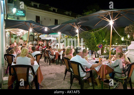 Restaurant in der Nacht in der alten Stadt, Mijas Costa Del Sol, Andalusien, Spanien Stockfoto