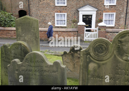 Großbritannien England North Yorkshire, Thirsk, Cemetery Road, die Pfarrkirche St. Mary aus dem 15. Jahrhundert, Friedhof, Grabsteine, UK071013028 Stockfoto