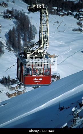 Die Felskinn-Seilbahn in Saas-Fee die Skifahrer auf den Berg Stockfoto