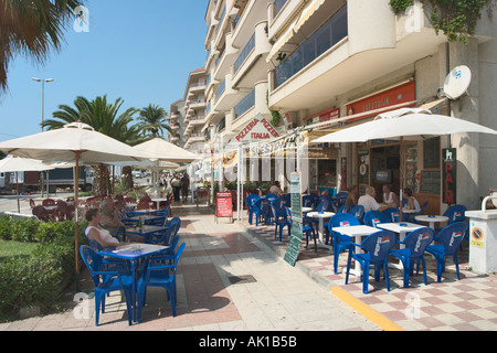Straßencafé in Pineda de Mar, Costa Brava, Katalonien, Spanien Stockfoto