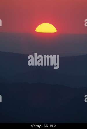 VA Blue Ridge Parkway geht die Sonne über Schichten von Bergen Stockfoto