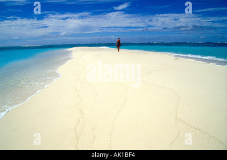 Fiji Nanuku Levu unbewohnten Insel weisen Strand Frau mit Rucksack Stockfoto