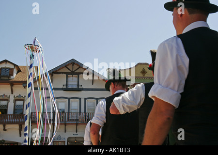 Traditionelle Maibaum Tanz, Leavenworth Washington USA Stockfoto