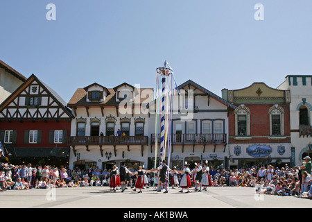 Traditionelle Maibaum Tanz, Leavenworth Washington USA Stockfoto