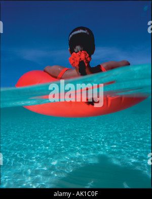 Grand Cayman Sandbar unter über Frau schwimmt auf rot inter Rohr Stockfoto