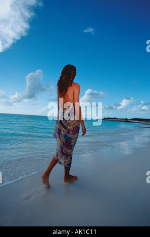 Turks Caicos Provo Frau Spaziergänge Strand in pareo Stockfoto