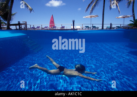 St. Barts El Sereno Resort Pool Jungen schwimmen Unterwasser unter über Stockfoto