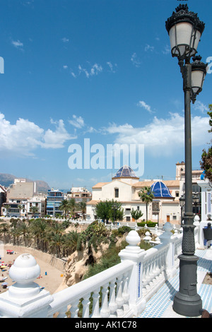 Blick auf Playa del Mal Pas und Playa de Poniente vom Placa del Castell, Old Town, Benidorm, Costa Blanca, Spanien Stockfoto