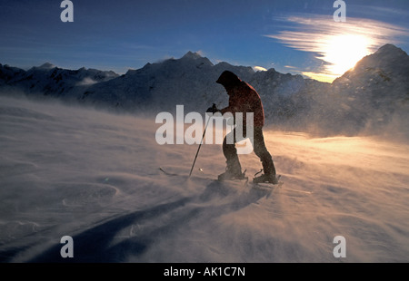 Einsame Skibergsteiger auf der Tasman-Gletscher bei starkem Wind wirbelt den Schnee rund um Stockfoto