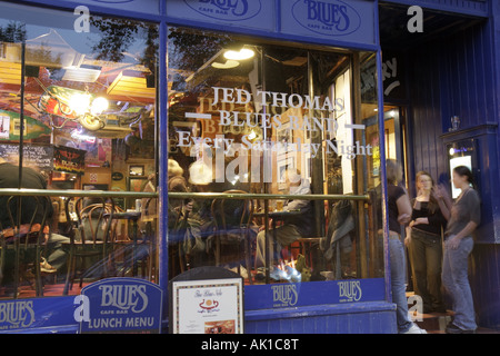 England Vereinigtes Königreich Großbritannien, Großbritannien, britisches Englisch, North Yorkshire, Harrogate, Montpellier Parade, Blues Cafe Bar, Pub, Nachtleben am Abend danach Stockfoto