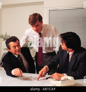 Geschäft & berufen. Drei Männer im Büro treffen. Stockfoto