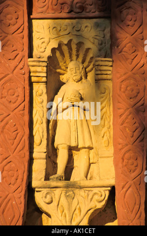 Statue an der Fassade des Templo De La Tercera Orden Cortes Cuernavaca Mexiko Stockfoto