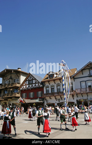 Traditionelle Maibaum Tanz, Jahresablauf in Leavenworth, Washington, USA Stockfoto