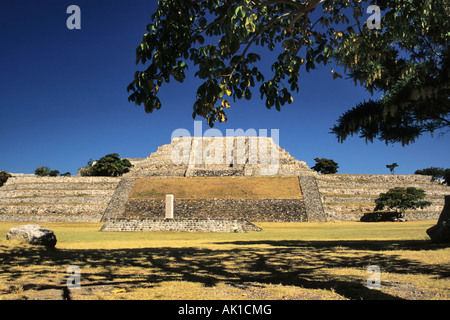 Gran Piramide zwei Glyphe Stele Plaza in Xochicalco Mexiko Stockfoto