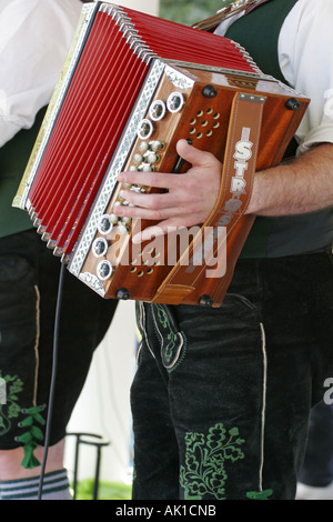 Musiker im bayerischen Kleidung spielt Akkordeon Stockfoto