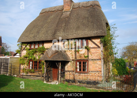 Kleinen strohgedeckten Hütte, Lyndhurst, New Forest, Hampshire, England, Vereinigtes Königreich Stockfoto