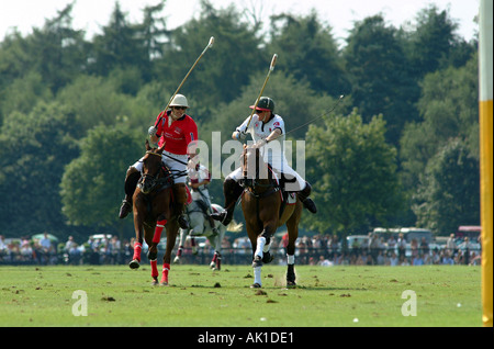 ROT NR. 1 FRED MANNIX UND WEIß NR. 3 LUKE TOMLINSON SPIELEN BEI CARTIER INTERNATIONALER TAG, GUARDS POLOCLUB Stockfoto