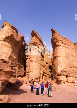 Touristen im Nationalpark Timna und König Salomons Säulen Negev Wüste Israels Stockfoto