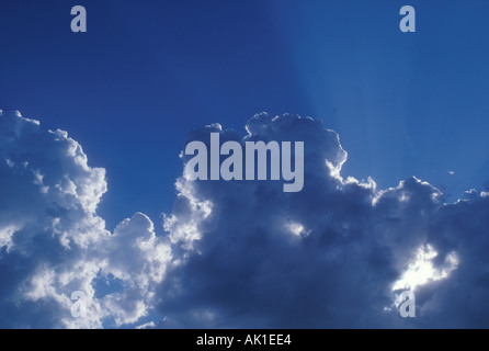 Sunburst hinter Wolken Stockfoto