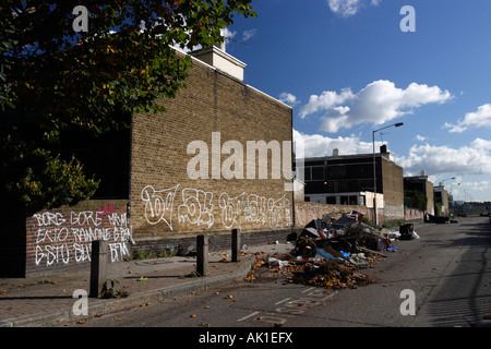 Alten London Wohnsiedlung mit Graffiti und Fliege kippen. Stockfoto