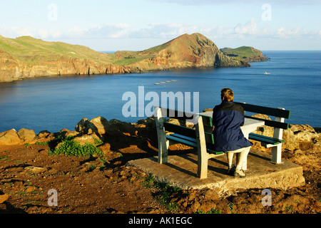 Wanderer auf Bank / Ponta de Sao Lourenco / Wanderer Auf Bank Stockfoto