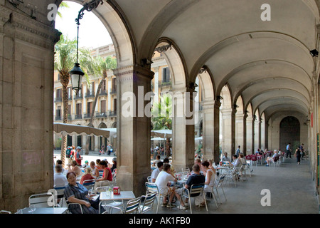 Straßencafé in den Arkaden, Placa Reial (aus Rambla de Caputxins), Las Ramblas, Barcelona, Katalonien, Spanien Stockfoto