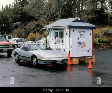 USA OREGON biegen A Autofahrer fällt seine Post in Abstimmung bei einem amtlichen Stimmzettel Drop-site Stockfoto