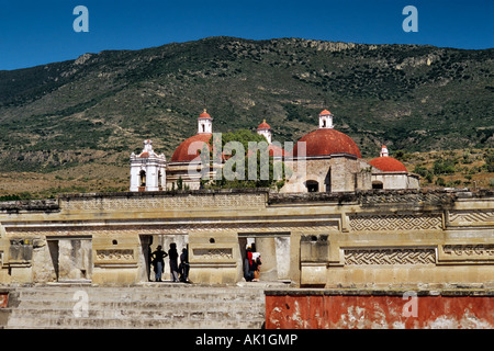 Touristen im Palace Gebäudekomplex, Kirche, Mitla, Mexiko Stockfoto