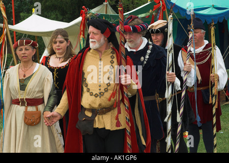 Prozession der Lords und Ladies in mittelalterlichen Reenactment Turnier Festival in Berkeley Castle Stroud Gloucestershire in der Nähe von Bristol Stockfoto