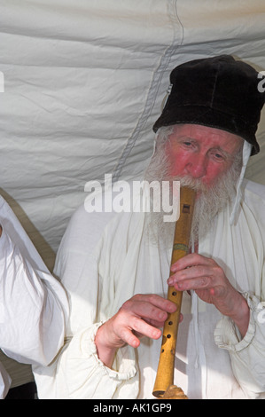 Nahaufnahme der Musiker spielen mittelalterliche Recorder in historischen Kostümen im reenactment Stockfoto