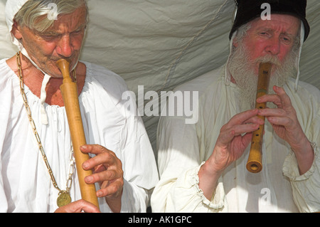 Nahaufnahme der beiden Musiker spielen mittelalterliche Holzblasinstrument Instrumente Schalmei Recorder in historischen Kostümen im reenactment Stockfoto