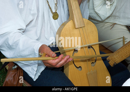 Nahaufnahme des Musikers beim Reenactment Mittelalter Geige in historischen Kostümen Stockfoto