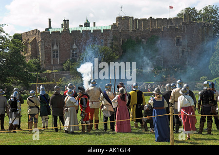 Ritter in Rüstungen bei Belagerung von Berkeley Castle Stockfoto