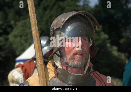 Nahaufnahme des Mannes in Rüstung hält Hecht am mittelalterlichen reenactment Stockfoto